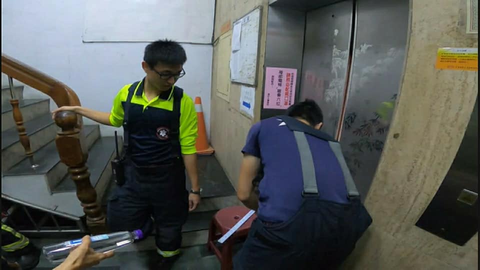 民眾受困於電梯，警消協助搶救