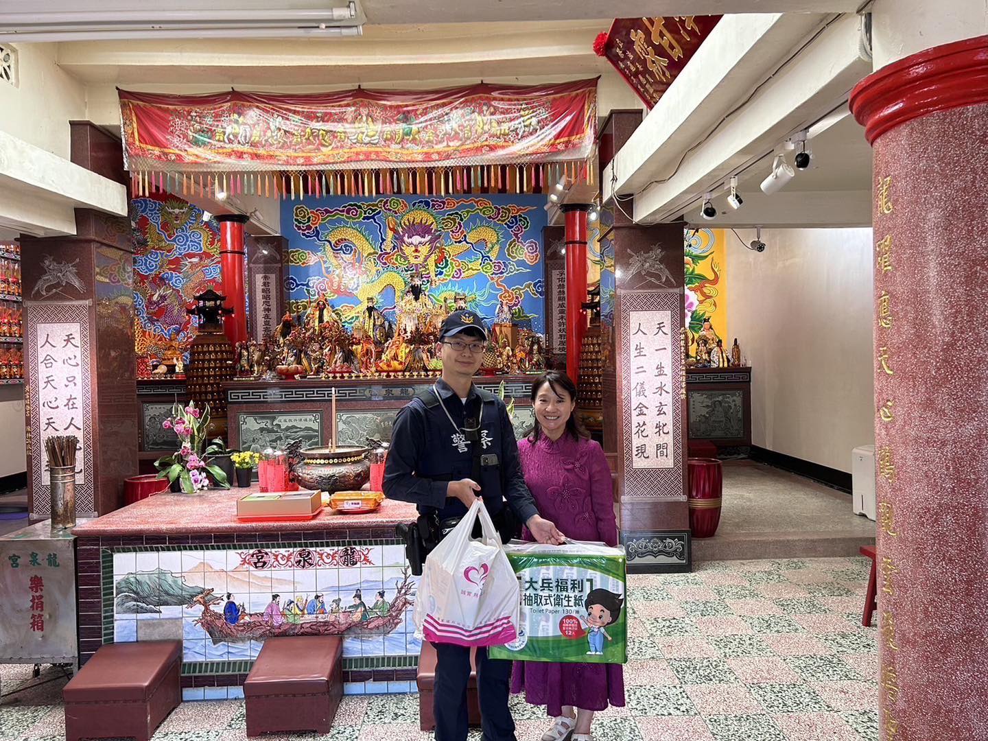 ​基警結合地方宮廟關懷獨居老人 捐贈愛心物資傳遞社會溫情