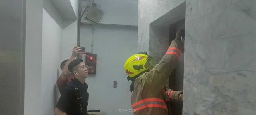 ​基隆市區電梯驚魂 警消合作進行救援